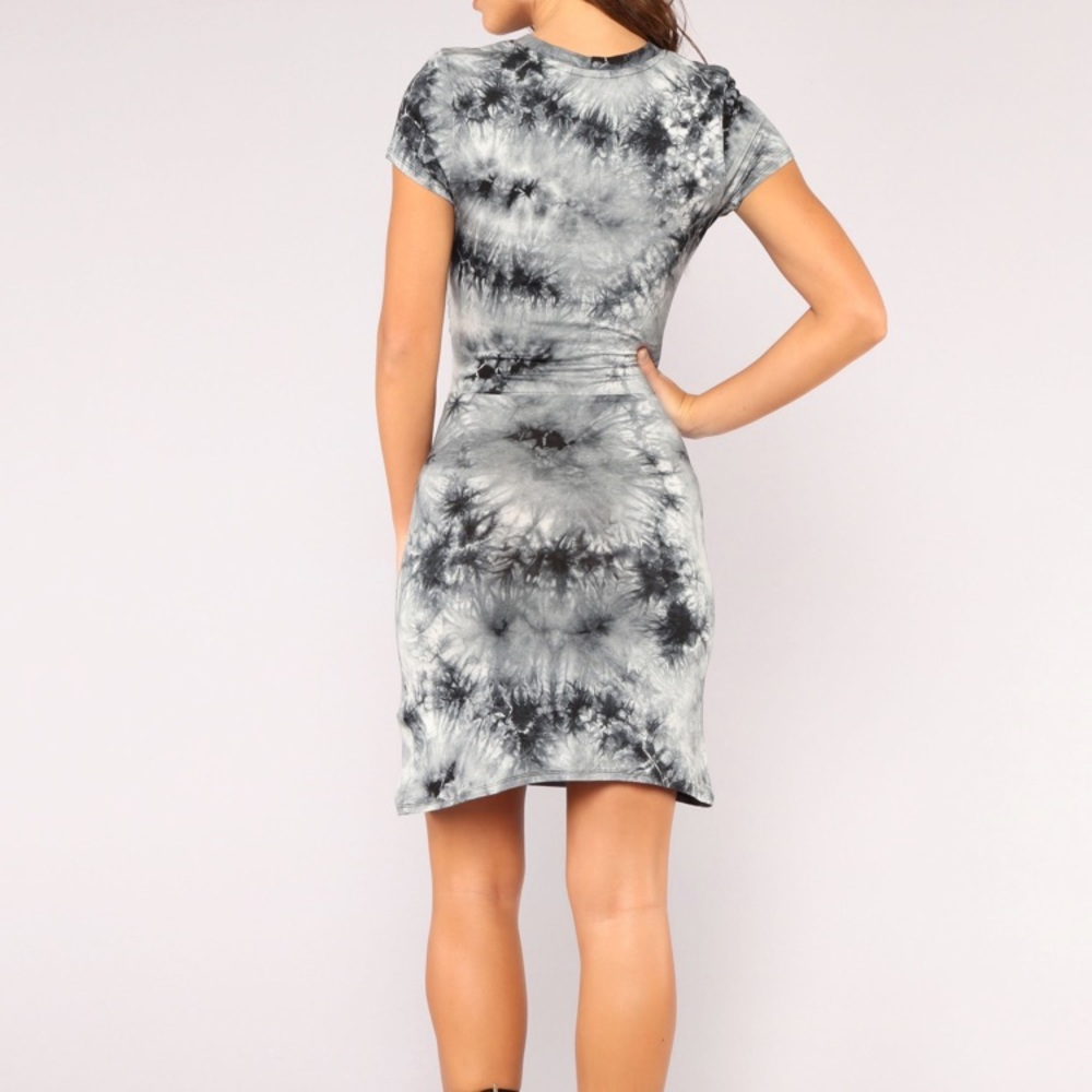 Fashion Nova Tie Dye Short Sleeve Keyhole Dress - Picture 2 of 2